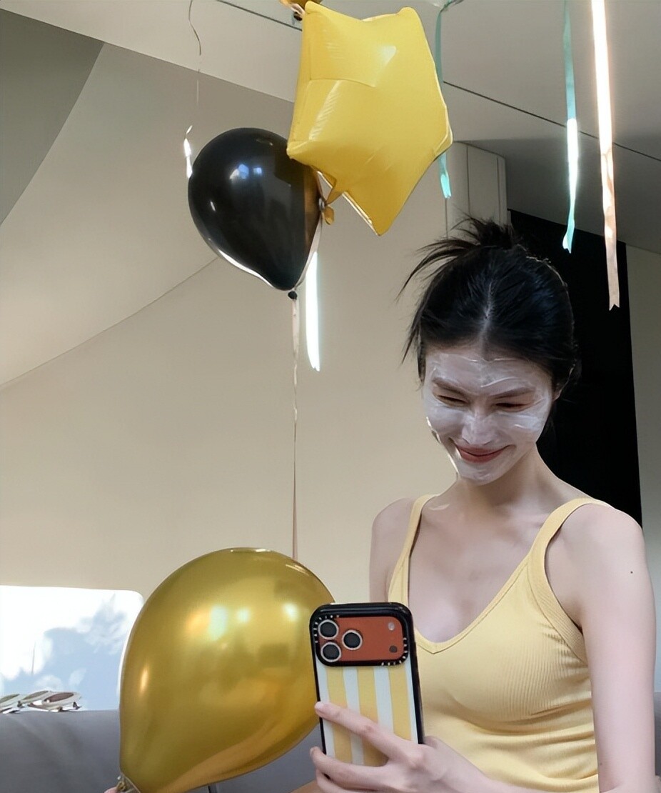 何穗37岁生日那天，发了三十多张照片。
不是杂志大片，不是品牌广告，就是在家带娃过生日的随手拍。9月23号，她生日，儿子小Win也正好满一周岁。母子俩同一天生日，这事儿放谁家都得说一句真巧。
评论区热闹得很。
有人夸她真实，有人说她做作。吵来吵去，焦点压根不在孩子身上，全在何穗那张脸上——敷着面膜，