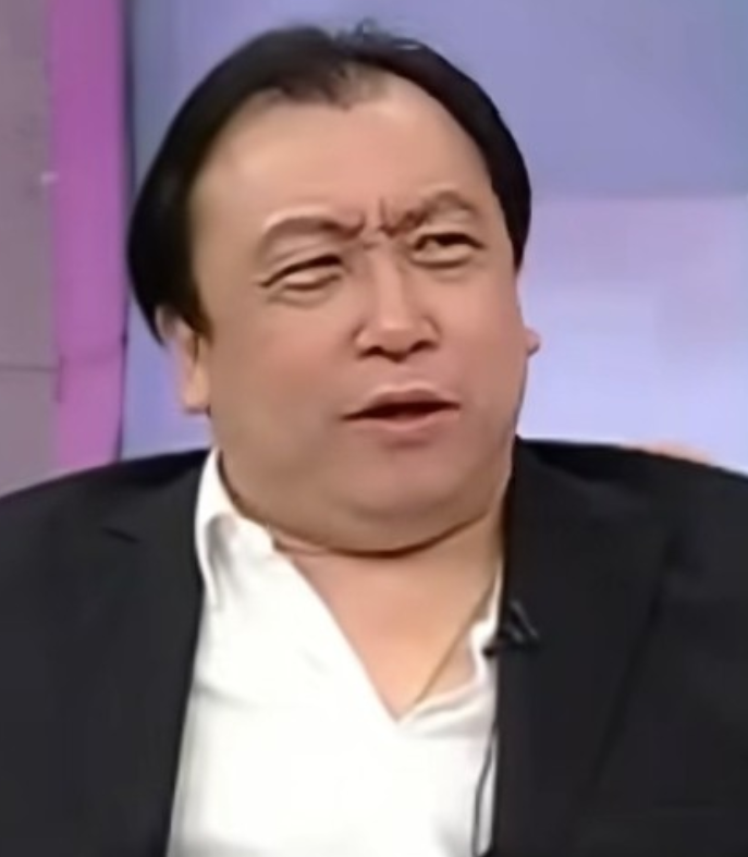 王晶这回把周润发的底给揭了。他说发哥私下几乎没朋友，跑友就只是跑友，凑一块喘气行，交心免谈。

 主要信源：（马来西亚「中國報」——《被爆难接受拍喜剧 70岁影帝：演技都没了》）

近期王晶在访谈里聊到周润发，说发哥平时社交范围很小，跟一起跑步的伙伴只聊运动相关的事，不会发展成深交。

王晶还说“我