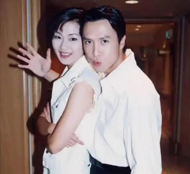 甄子丹前妻梁静慈一个人把儿子拉扯大，当爹的却在儿子气胸手术时连面都没露。2013年10月，18岁的甄文焯凌晨胸口剧痛送急诊，确诊气胸直接推进手术室，梁静慈在医院哭着打电话求甄子丹来看看，那边说工作忙，来不了，住院整整一周，人没出现过。事后甄子丹公开回应，说跟大儿子感情很好，经常打电话联络，是港媒不负