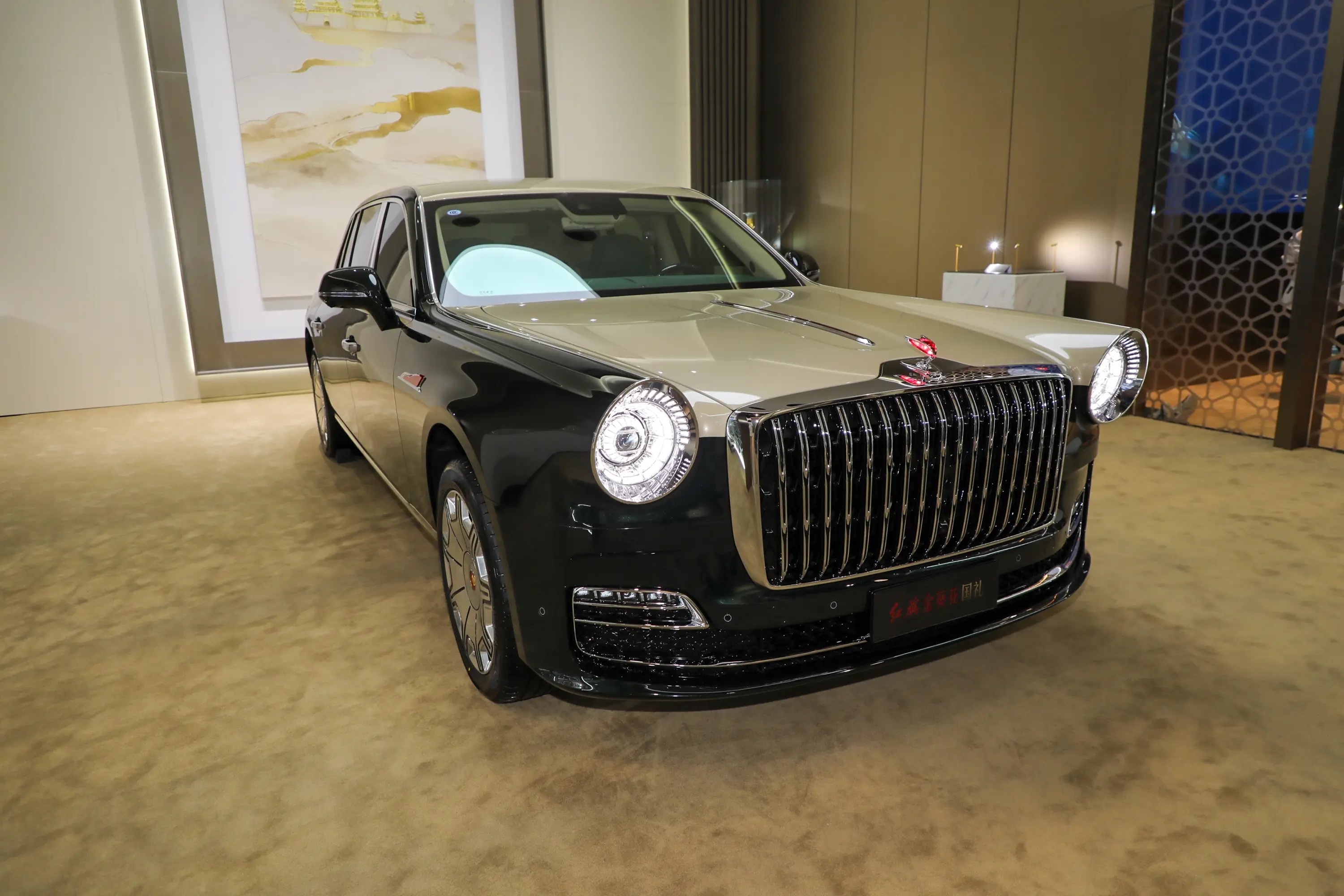 红旗金葵花国礼：一部可以驾驶的“国家艺术品”

红旗金葵花国礼，是中国汽车工业在超豪华领域的一次郑重落笔。它不只是一台车，更像是一份移动的文化宣言——用现代工业承载传统匠心，用东方美学回应世界顶级行政轿车的命题。

一、气场：尺寸本身就是一种语言

车长5980mm，轴距3730mm，这组数字放在任