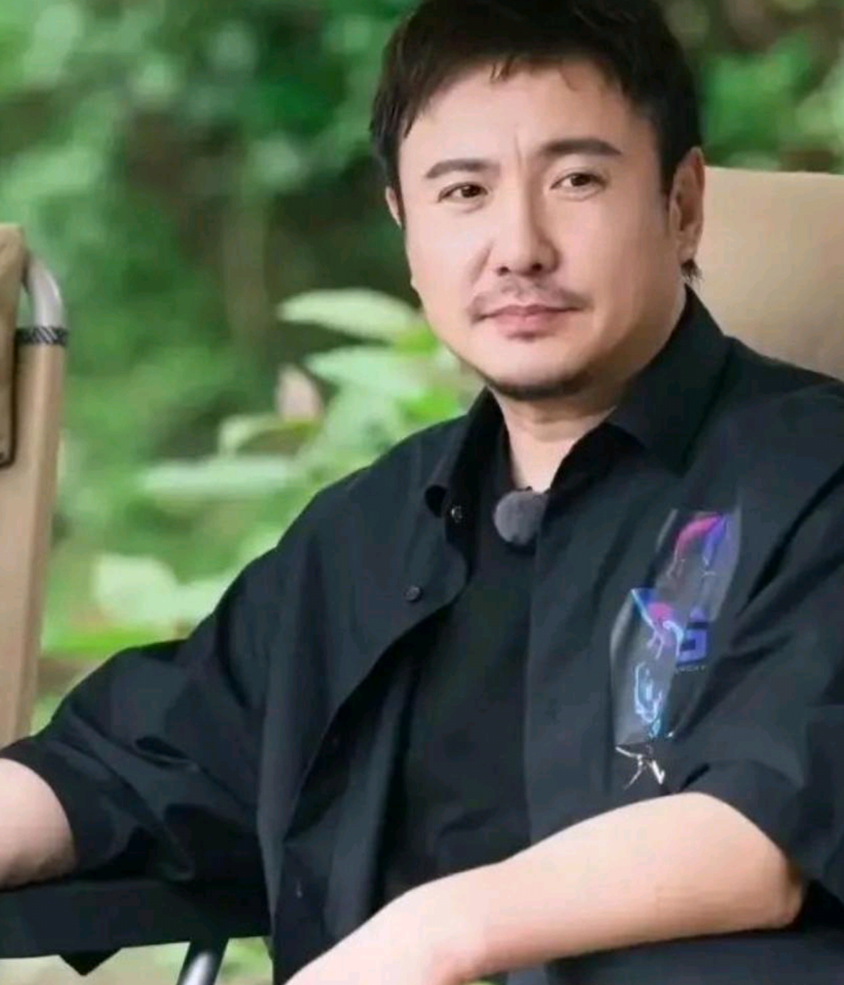 《现在就出发》里的一幕，把眼下影视圈的冷清摆到了台面上。沈腾问大家最近忙什么，黄景瑜、白敬亭都说在拍戏，沈腾却默默来了一句：“你们都在哪儿找的工作，我都休息半年多了。”连李小冉都忍不住问：“你们还有戏拍啊？”沈腾、李小冉都是有实力有人气的演员，连他们都闲成这样，普通演员的处境可想而知。说到底，大环境