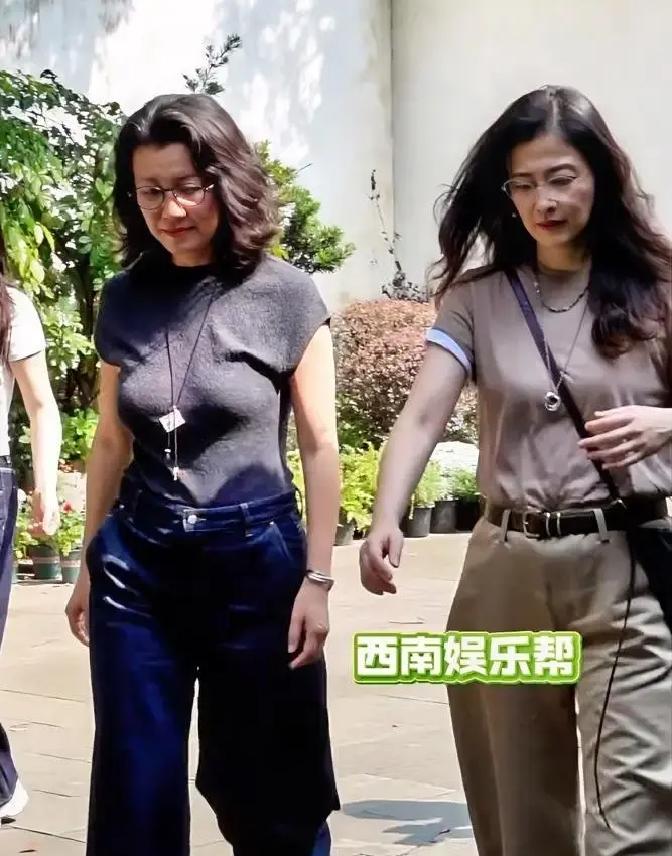 黄磊在乌镇戏剧节开玩笑说“非要挤一块儿坐”，结果台下的四个女人压根懒得搭理他。
刘琳、梅婷、郝蕾、吴越，这四张脸凑在一起，连底妆都省了，挨挨挤挤坐成一排讲小话。
别的活动现场都在争番位、抢压轴、比谁的裙子更吸睛，到了她们这儿，画风直接拐了个弯。
内娱那些复杂的站位心机，在这四个中年女演员面前全