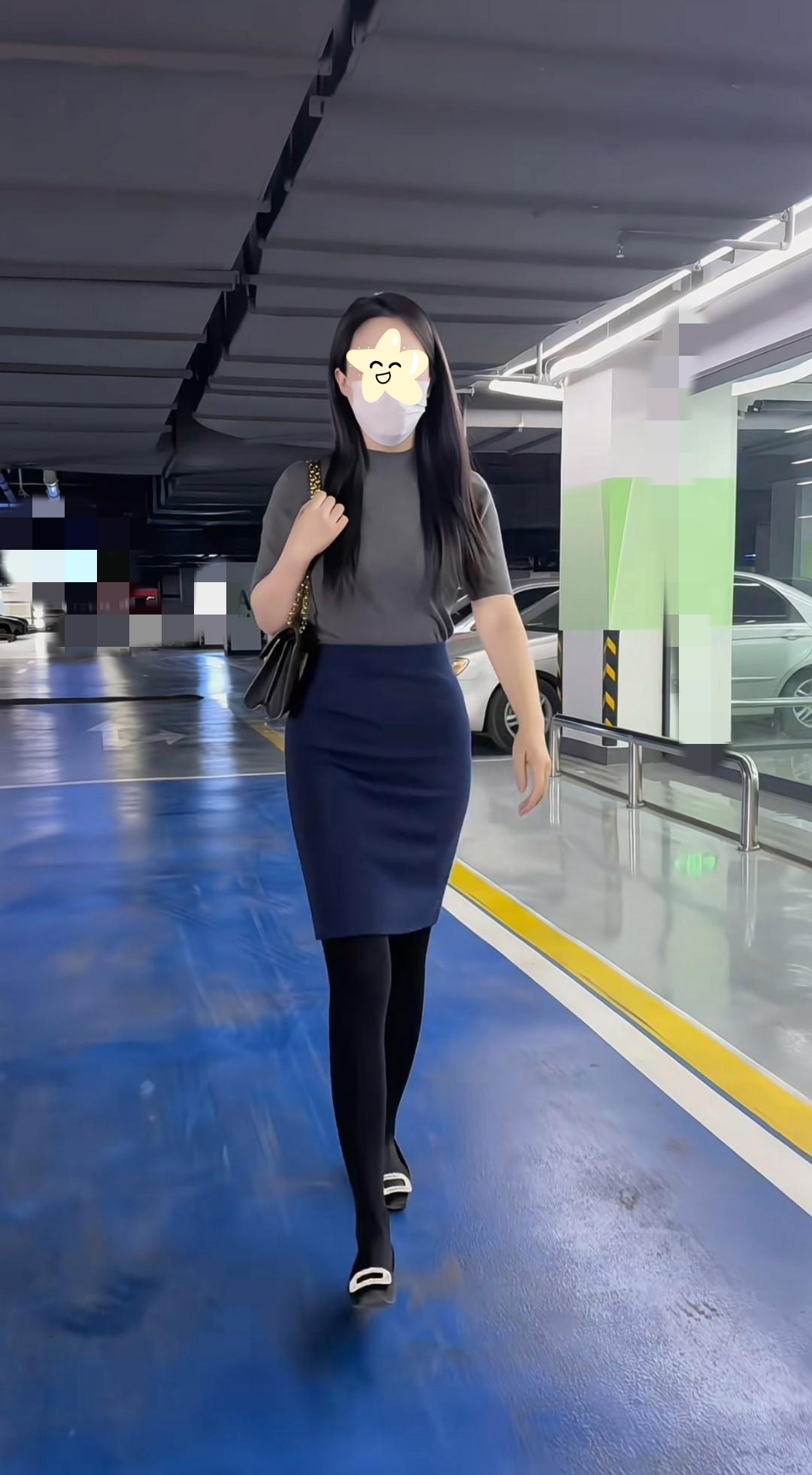 车库迎面走来的女生，穿着好职业，看起来就像个白领🧑‍💼，厚黑更是有气质。