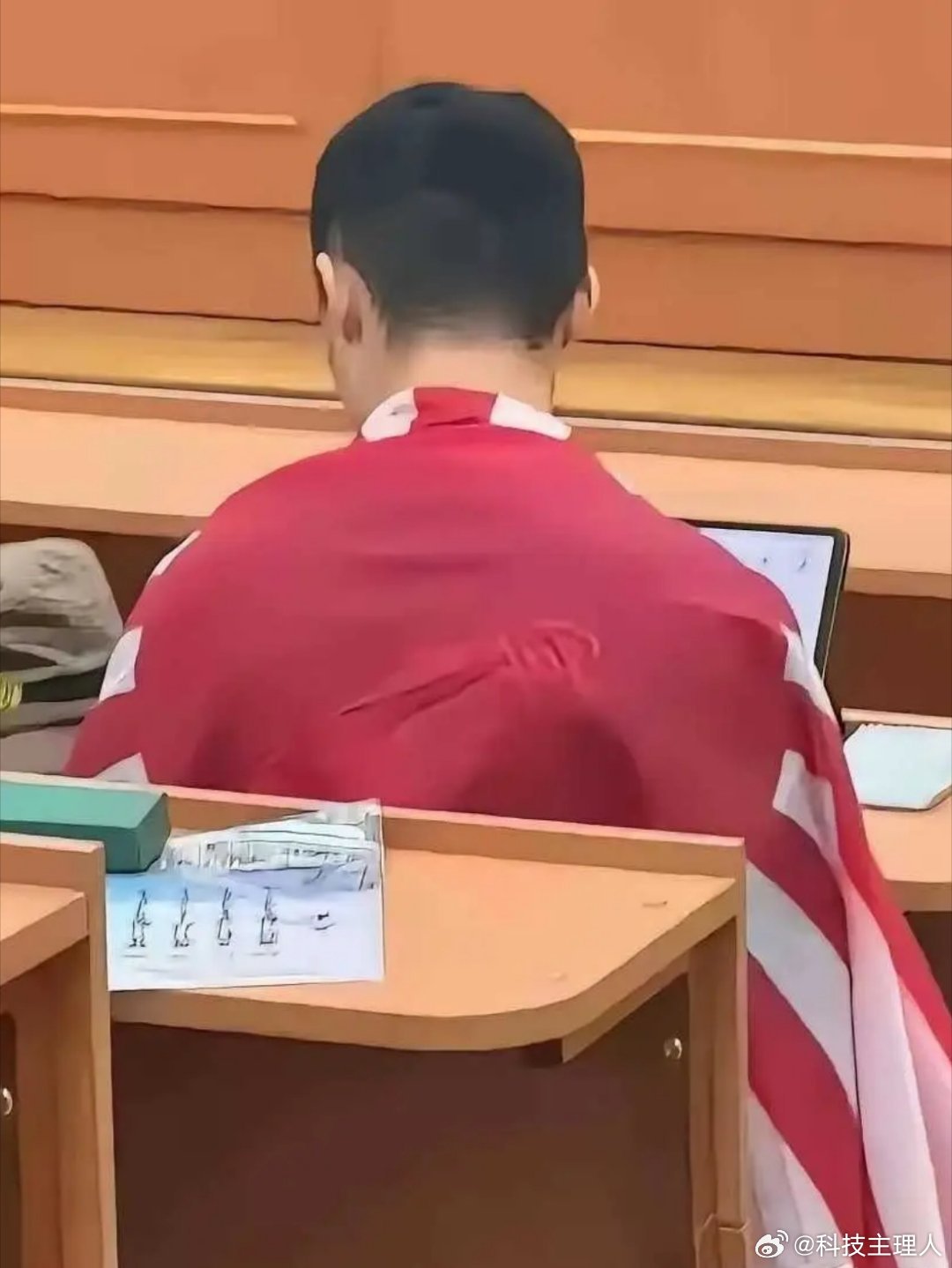 在莫斯科国立大学的课堂上，一名中国留学生身披旭日旗并展示侵华日军军帽，这不仅是严重的行为失范，更是一次价值观底层代码的彻底崩溃。

作为一个南京人，这种行为背后的逻辑悖论令人震惊。如果把人看作一个系统，他的核心算法显然出现了致命的Bug：将侵略者的符号当成个性标签，甚至多次在课堂上宣 ​