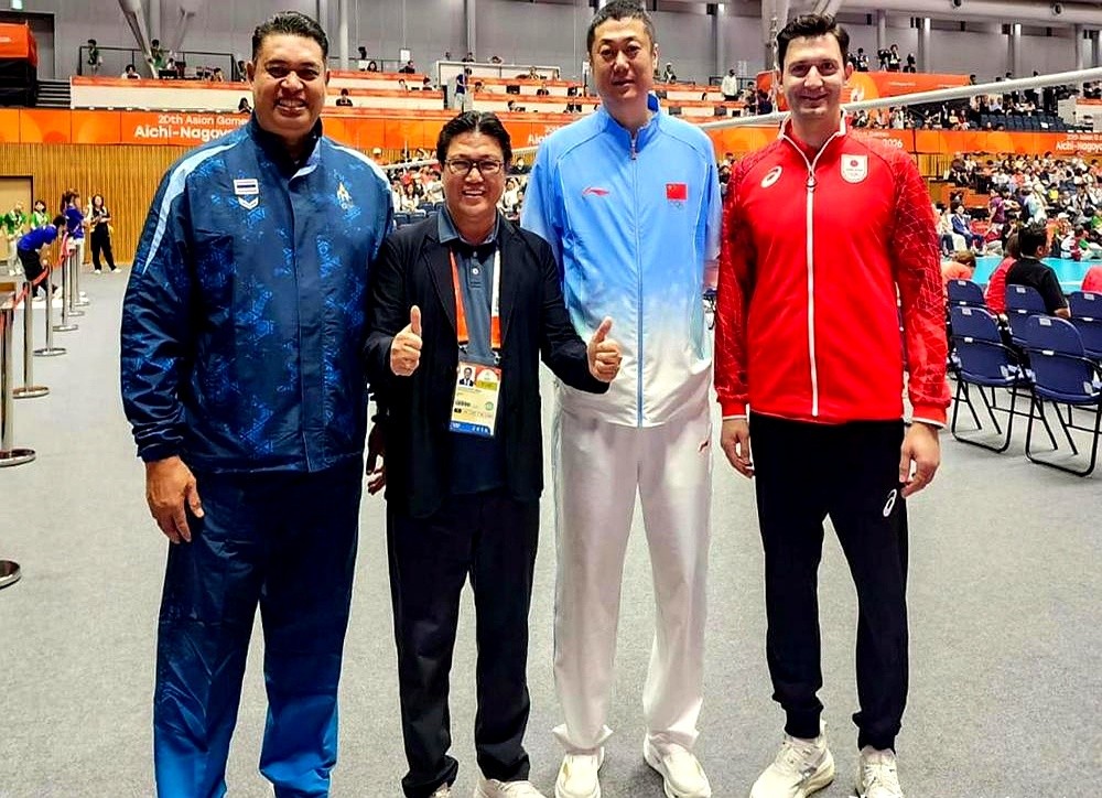 37扣12中，狂送28次失误。和田由纪子跪在地板上捂着脸，哭得肩膀直抖。

亚锦赛半决赛，日本女排被泰国队按在地上打，引以为傲的防守底子全掉干净了。新帅费罗上任非要搞欧美化，硬逼着亚洲球员砸强发球。

结果泰国队老实打传统快攻，全场仅14次失误。日本队倒好，强行拔高接应，把主力逼到心态崩盘，在网前被