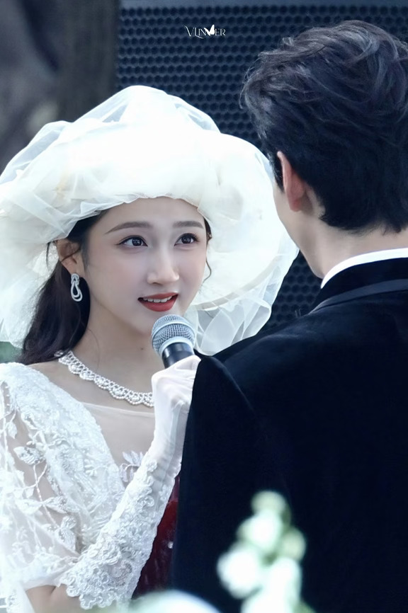 260823｜关晓彤孟露莎红掌婚纱路透