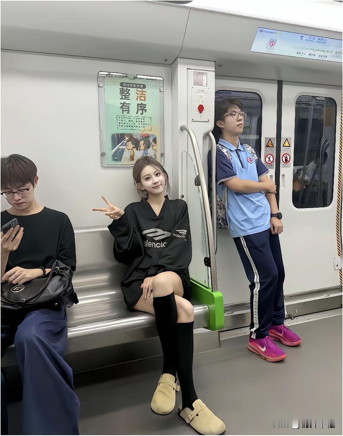 这么漂亮的美女居然坐地铁！