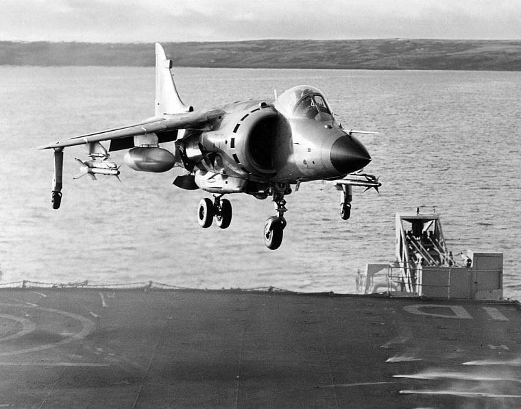#军事图鉴[超话]# 海鹞 FRS.1降落在无畏号（L11）两栖船坞登陆舰上。在马岛战争期间，海鹞有时无法接近航母（由于缺乏舰载加油机，无法进行空中加油，基地油轮由于缺乏合适的机场而无法抵达BD地区）。因此不得不在Interpid和Firless登陆舰上加油 ​