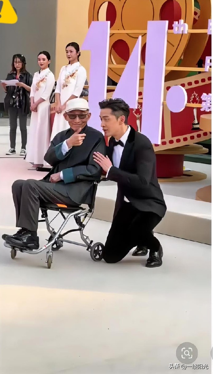 颁奖礼现场胡歌并未现身，网络上瞬间骂声四起，不少人指责他输不起、甩脸子。
一众键盘侠忙着乱扣帽子，什么耍大牌、闹情绪，话说得斩钉截铁，好似自己亲眼瞧见了全过程。
可事实呢？他连夜从长沙飞往北京，落地后直接赶往八宝山，一身肃穆黑西装送别游本昌老爷子。
为了送“爷叔”最后一程，他跨越两千公里的路程，把那