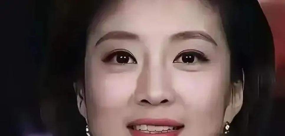 谁能想到，现在的春晚女主持阵容，竟然一个镇场的前辈都没留。
龙洋、马凡舒，再加上头一次亮相主会场的刘心悦，三个人往台上一站，直接把除夕最核心的场子给挑了。
要知道搁在以前，前排总得有个让全国观众习惯了的熟脸压阵。
结果这次倒好，资历深厚得多的朱迅，直接被排去了合肥分会场。
台里的步子迈得比谁