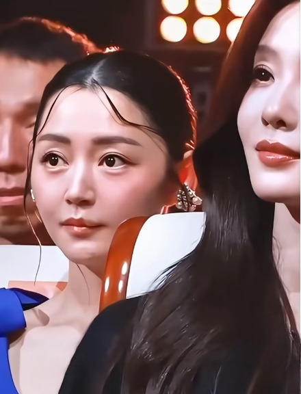 等待颁奖那一刻的卫诗雅，怯生生的，眼神小心翼翼。
入行16年她大多演配角、跑龙套，很少出席这种大型场合，现场熟悉的人不多，紧张一点都藏不住，内娱很难看到这么真实的自然的反应了。
好在身边不少前辈主动释放善意，马丽陪着她聊天缓解紧张，梁家辉上前拥抱鼓励，朱一龙、大鹏也送上祝福。
等到名字被念出来，凭借《破·地狱》拿下百花奖最佳女主角，还是百花奖第一位获此荣誉的香港女演员。
默默坚持这么久，终于等到属于她的高光时刻，真的由衷替她开心。
	
#卫诗雅 #百花奖 #破·地狱