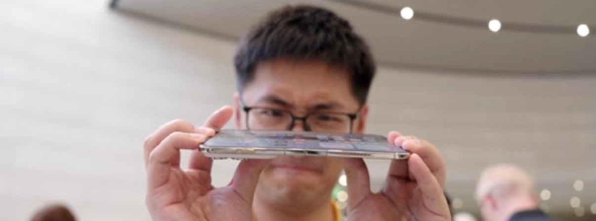 #iPhone18Pro系列上手# iPhone18 Pro系列上手整体升级幅度可观，灵动岛尺寸进一步收窄，搭载2纳米A20 Pro芯片搭配VC散热，高负载场景发热降频得到改善，影像最大亮点为主摄支持四档物理可变光圈，夜景与人像虚化表现迎来提升，续航与充电速度同步优化，不过Pro Max重量来到249克，长时间握持容易手酸， ​