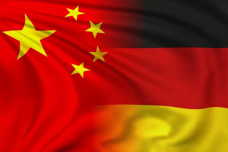 一边握手一边捅刀，德国这出戏到底演给谁瞧？
 
德国总统施泰因迈尔前脚刚到安徽，一身便装爬黄山、品祁门红茶、跟老百姓握手合影，笑得跟走亲戚似的。可同一时间，德国总理默茨在新加坡的讲台上张口就来：欧洲和亚洲必须减少对中国的 “不健康单方面依赖”。
 
一个往中国飞，一个在背后放话，同一天同一个国家，两