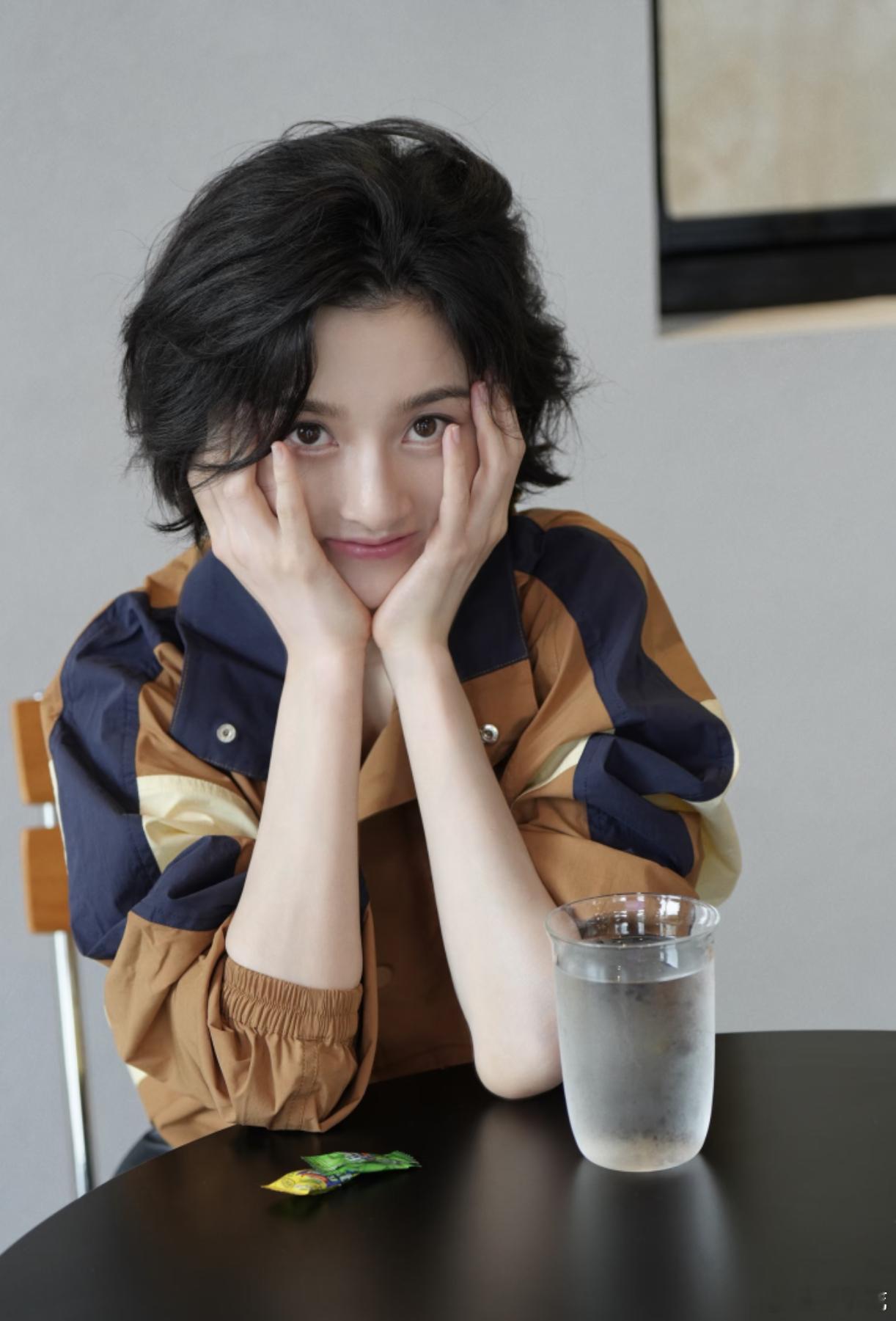 #宋祖儿[超话]# 清风漫过你发梢，尘世美好皆相逢𝑩𝒓𝒆𝒆𝒛𝒆 𝒐𝒗𝒆𝒓 𝒚𝒐𝒖𝒓 𝒉𝒂𝒊𝒓, 𝒂𝒍𝒍 𝒕𝒉𝒆 𝒈𝒐𝒐𝒅 𝒕𝒉𝒊𝒏𝒈𝒔 𝒊𝒏 𝒕𝒉𝒆 𝒘𝒐𝒓𝒍𝒅 𝒎𝒆𝒆𝒕

🧡

 ​