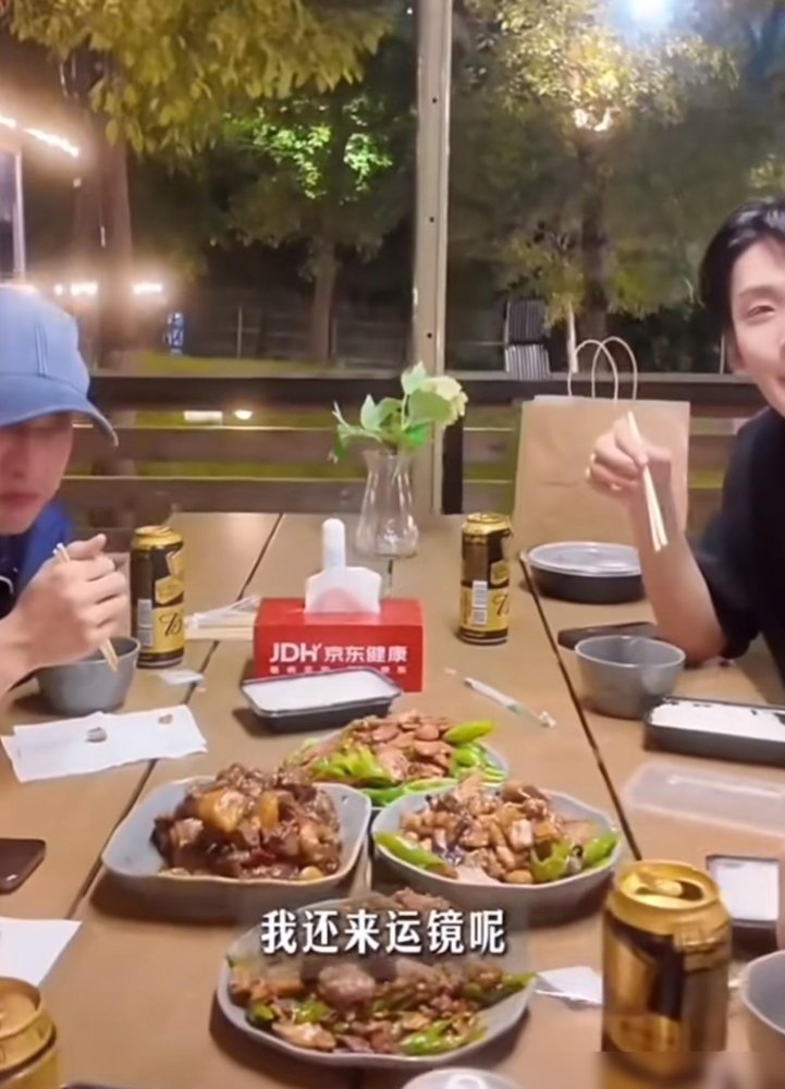曾辉这人，在披哥宿舍里活成了移动食堂。
别人上节目是去比赛的，他是去认亲的。先在小沈阳屋里吃，又跑王赫野那儿蹭，最后王啸坤的泡面也没放过。吃完还挨个约：“回头来我家，我给你们做。”
哥哥们非但不烦，还抢着投喂。为啥？他嘴甜不装，见谁都乐呵，三句话能把场子焐热。这种人在哪都饿不着。
你看他直播回
