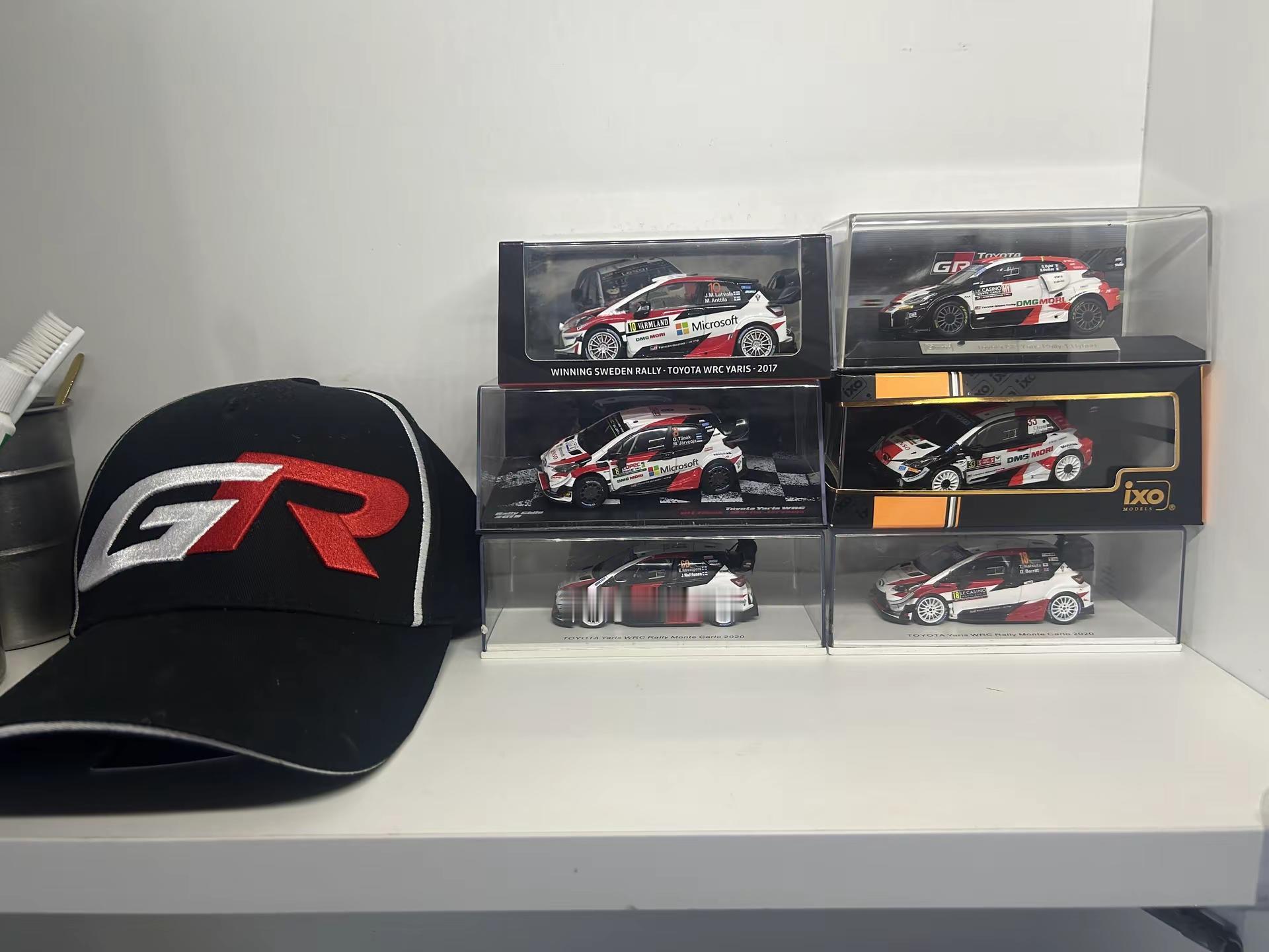 一整面GR Yaris WRC小军团就位。从2017丰田回归的那台瑞典站冠军车开始，Rally1时代的红白涂装静静陈列！小小的车模里，藏着智利、蒙特卡洛、瑞典冰雪赛道的尘土与油门声！热爱WRC，就是把赛道，搬上书桌！sparkToyota