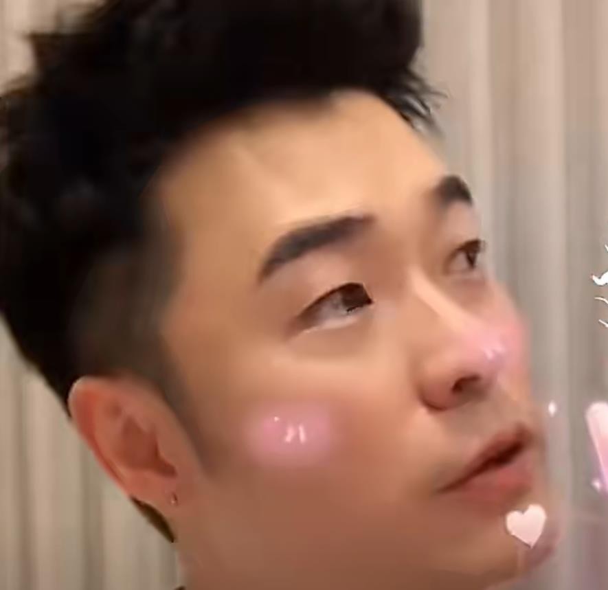陈赫这次冲上热搜，不是什么综艺名场面，而是他亲口说，自己很可能再也跑不动了。直播里他眼眶发红，说十多年的老腰伤彻底爆发，被确诊为严重腰椎滑脱，现在只能趴着理疗。十多年啊，从《跑男》撕名牌摔打，到《五哈》各种极限折腾，那些让我们笑到拍桌子的镜头，背后全是他用腰硬撑着的。说白了，综艺节目要效果，艺人就得