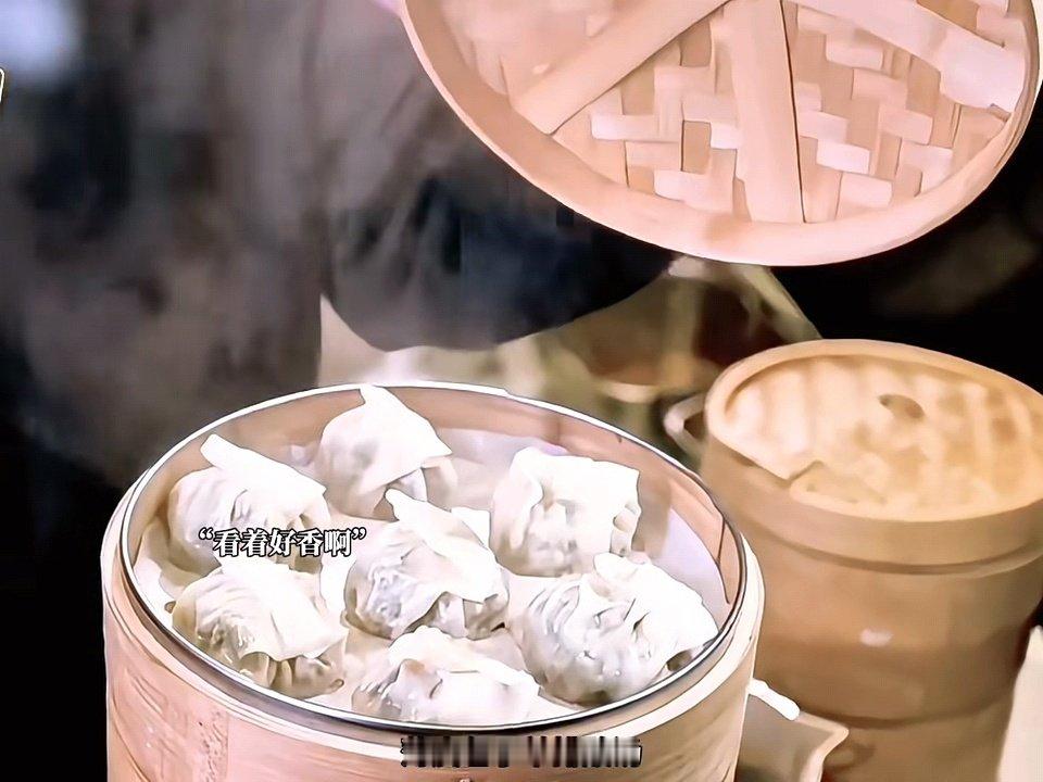 #艾热把新疆宴带到披哥了# 主打一个碳水炸弹，手抓饭 薄皮包子 大盘鸡 酸奶……隔着屏幕都看饿了 ​