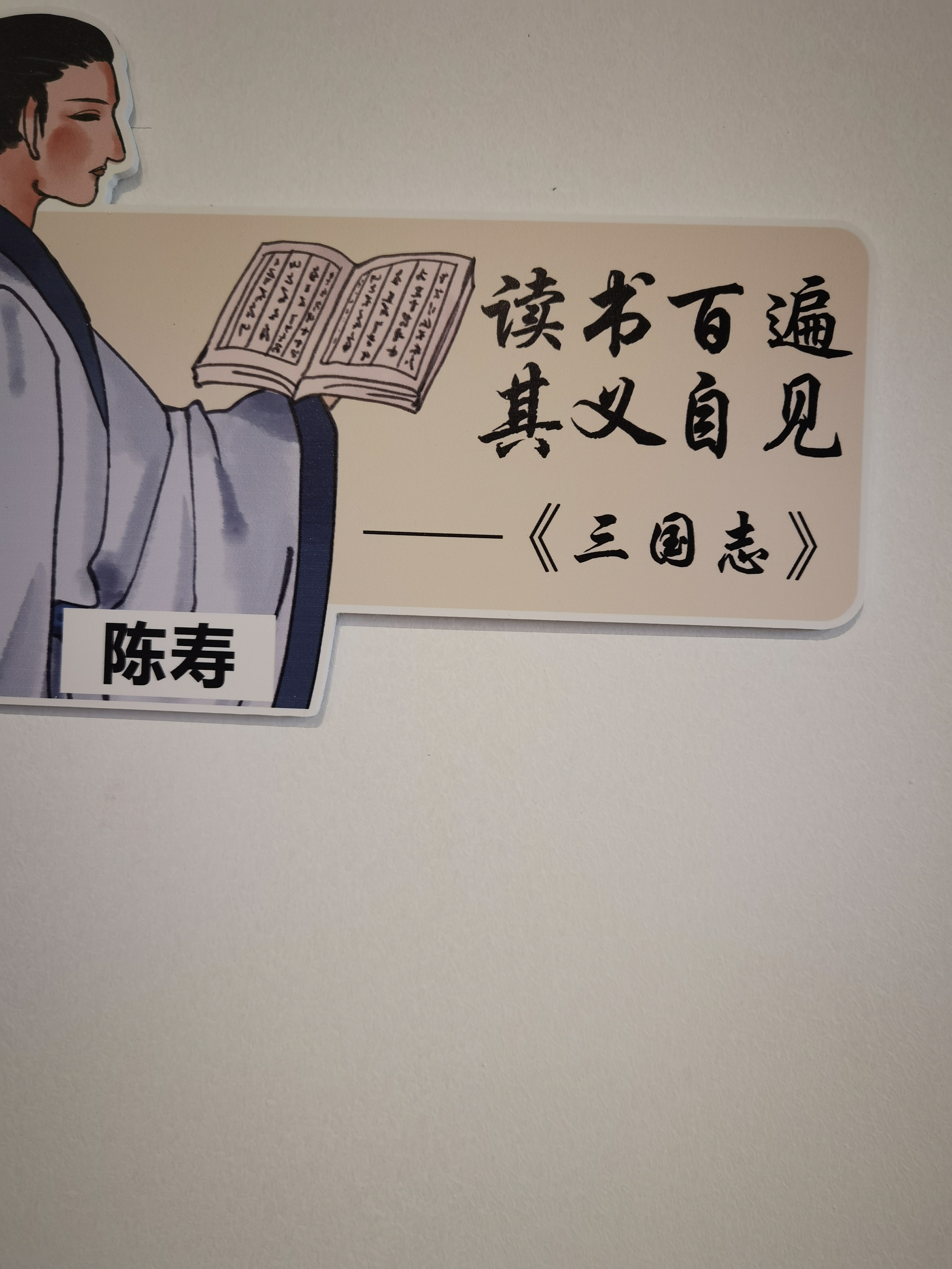 宋徽宗晚年在五国城的状态，完全是把曾经的顶级艺术帝王活成了低配版“圈地文艺囚徒”。
他在五国城的小破院子里，连最基本的保暖物资都凑不齐，身边只剩寥寥几个旧臣和还没被掳走瓜分的宗室女眷，靠着金人偶尔施舍的一点粮食熬日子。
但这位爷哪怕落难了，搞艺术的瘾半分没消，随手写的瘦金体碎纸片都被当地金人贵族抢着