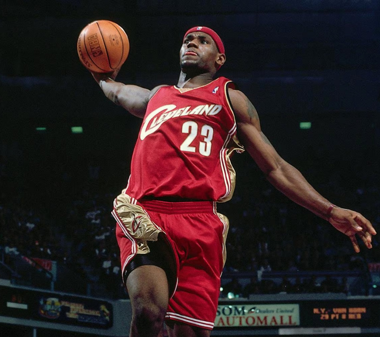LeBron James

#詹姆斯休赛期打野球# ​