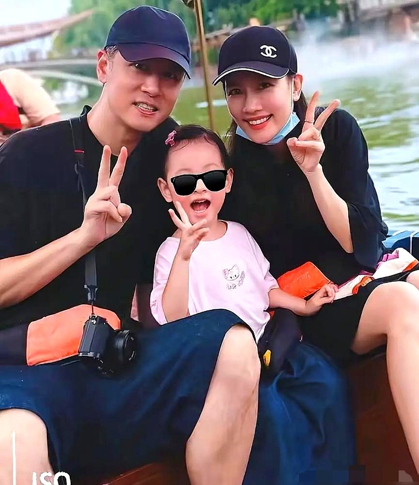 8月20日，任重发了个片子，念着老婆的手写信，当众哭了。

片子里一家四口拿着B超照，2023年出生的女儿嘻姐也露了正脸。这俩人从2019年七夕看话剧被拍，到2022年试婚纱隐婚，再到后来一家子搬回重庆，其实直到2025年10月任重才松口承认已婚有女。

现在孙骁骁41岁了，怀着二胎，还在健身房推胸