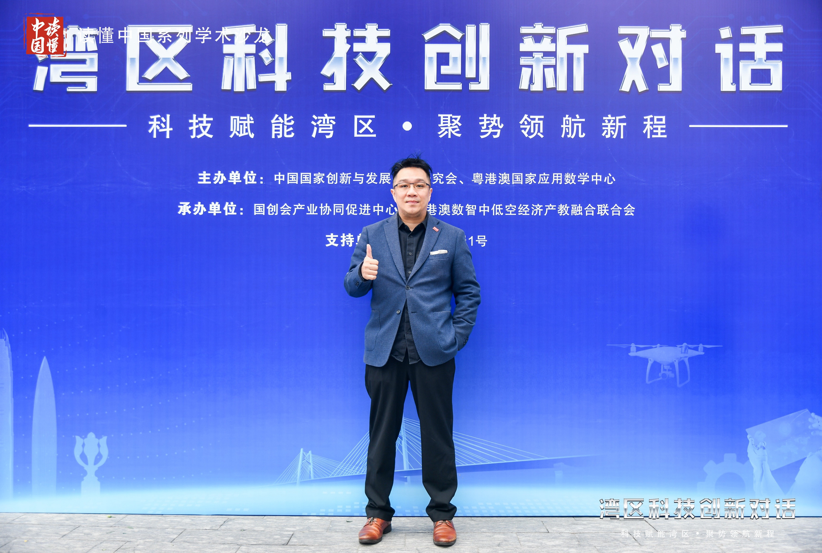 「作为一个文科生为什么这么关注➕全球科技前沿🧠」世人常把文理一分为二，其实本是一体。我作为文科生关注从事科技前沿工作💼（我大学学的是工商管理➕法学🎓），我经常说文科生其实是有我自己的独特优势的。💡科学拓展人类能力的边界，而文科生能更好的发掘边界之外的价值。关注➕前沿进展， ​