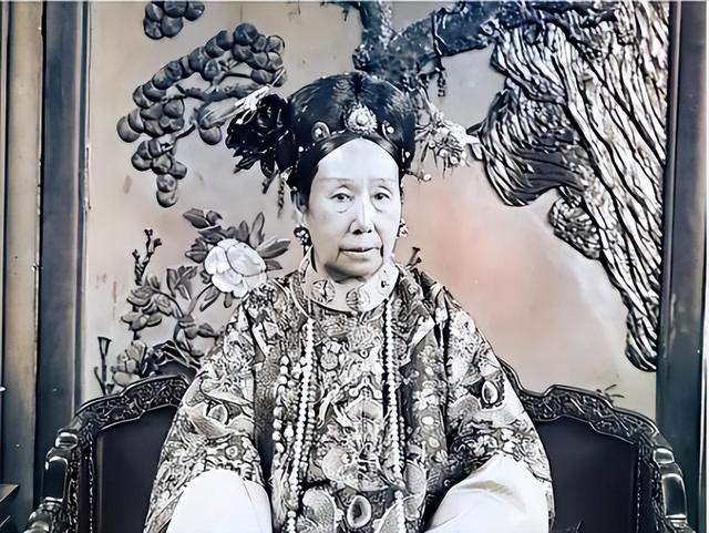 光绪为何不杀慈禧？溥仪：敢杀，但杀不起
 
很多人读晚清历史，都会有个疑问：光绪贵为皇帝，被慈禧压一辈子，为啥始终没有除掉慈禧？溥仪晚年一句话点透真相，他不是胆小，而是杀不起。
 
同治皇帝去世后，怀有身孕的阿鲁特皇后被逼自尽。1875年，为继续垂帘听政，慈禧放弃溥字辈人选，把年仅四岁的外甥载湉接到