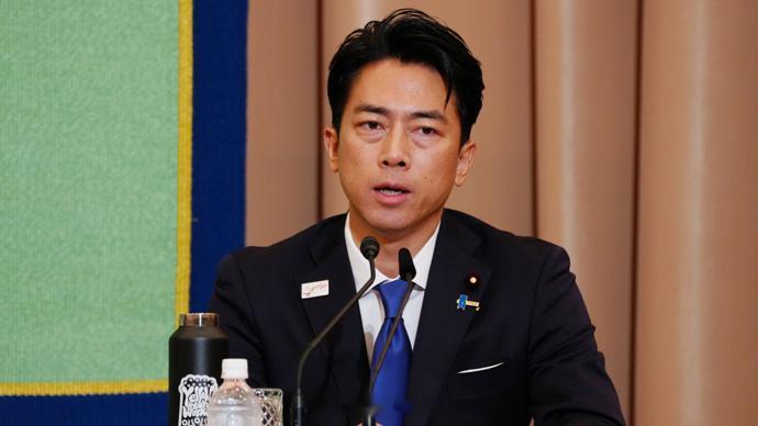#日防卫大臣重申不排除拥有核潜艇#【日本防卫大臣重申“不排除”拥有核动力潜艇】据日本共同社9月11日报道，日本防卫大臣小泉进次郎当日在记者会上表示，关于日本是否要拥有核动力潜艇，在修改“安保三文件”的相关讨论研究中将“不排除任何选项”。

这并非小泉首次作出类似表态。去年10月，小泉在被 ​