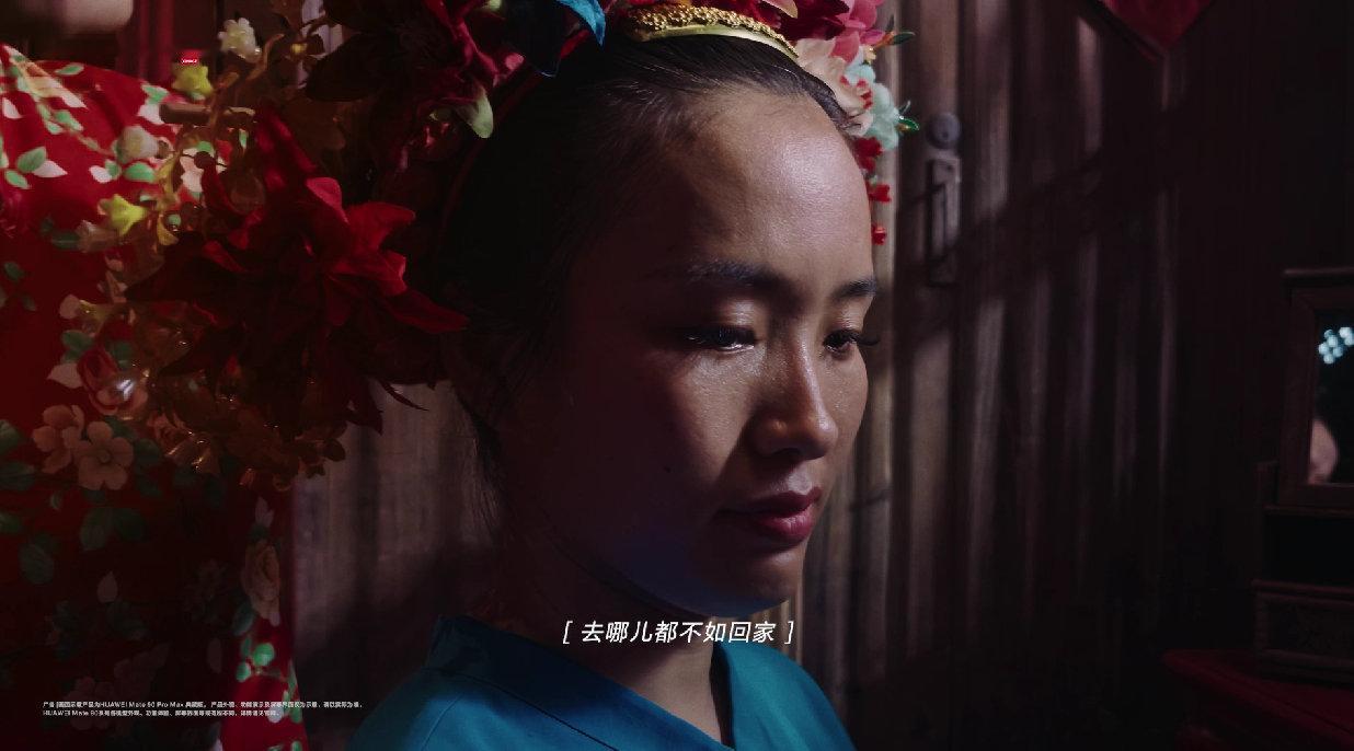 以前总觉得人像要白、要滑、要完美，现在才发现，最耐看的是真实。脸上的细纹、嘴角的笑意、眼里的光，都被好好保留下来。#华为Mate90全新升级红枫原色摄像头# ​