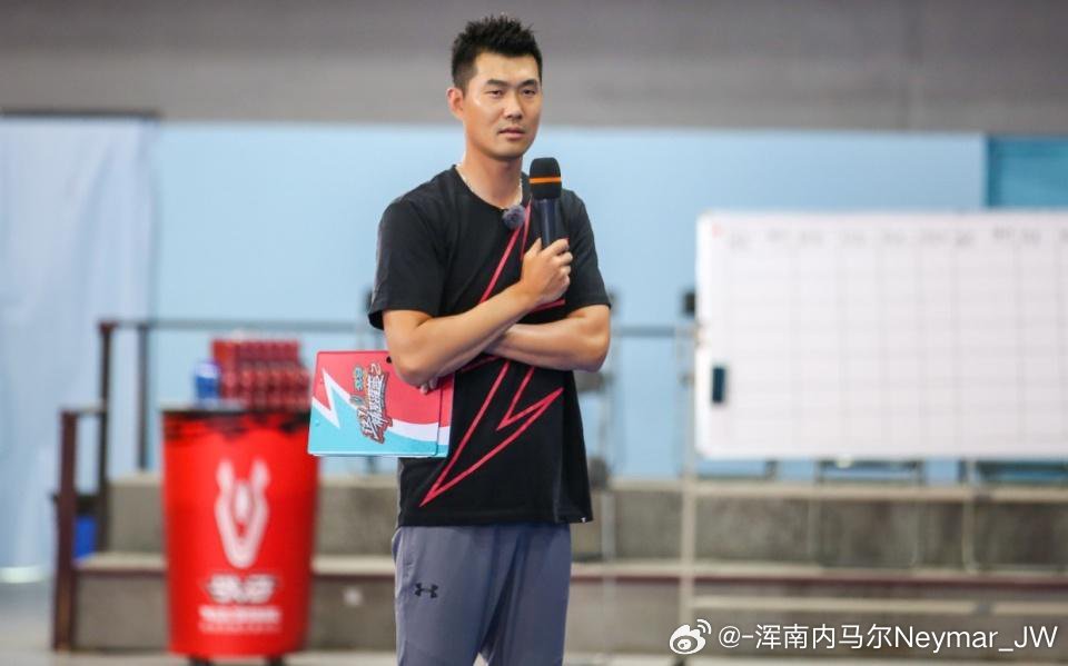 据广东体育媒体人透露，广东男篮新任总经理人选已经基本敲定，将会在王仕鹏和周鹏两位绝对功勋中之中二选一。

#cba休赛期的动态##广东宏远特邀评论员# ​
