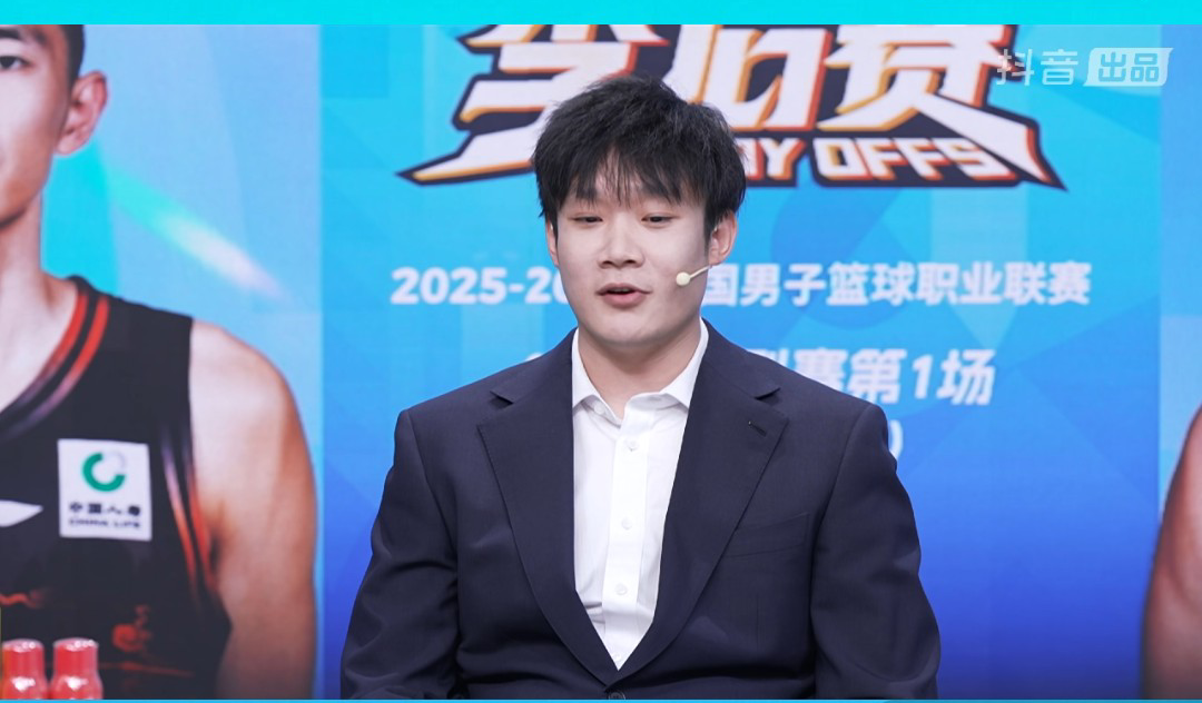 丁彦雨航第一次出现在了解说席上，穿上西装的他还是非常帅气，可以说比穿球...