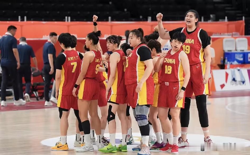 为什么中国女篮内线碾压！却惨遭淘汰？

谁都不敢相信！坐拥绝对内线碾压优势、篮板狂胜21个的中国女篮，在亚运会半决赛爆大冷，不敌韩国女篮、无缘决赛！

整场比赛打出了最荒诞的篮球剧本：内线无敌，外线瘫痪；数据完胜，结果惨败。

张子宇全场11投10中狂砍22分，禁区之内予取予求，无人能挡；全队篮板球