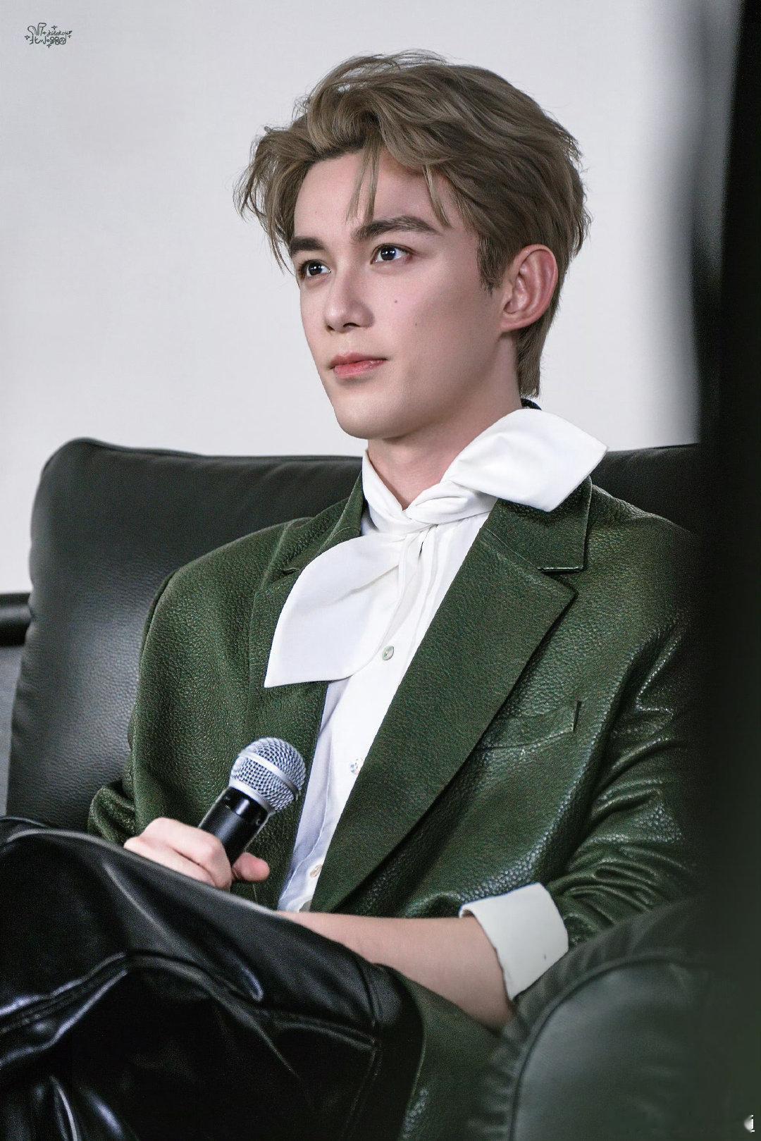 #吴磊金发绿皮衣#尊嘟好好看😻，王子气质。建模脸[爱慕] ​