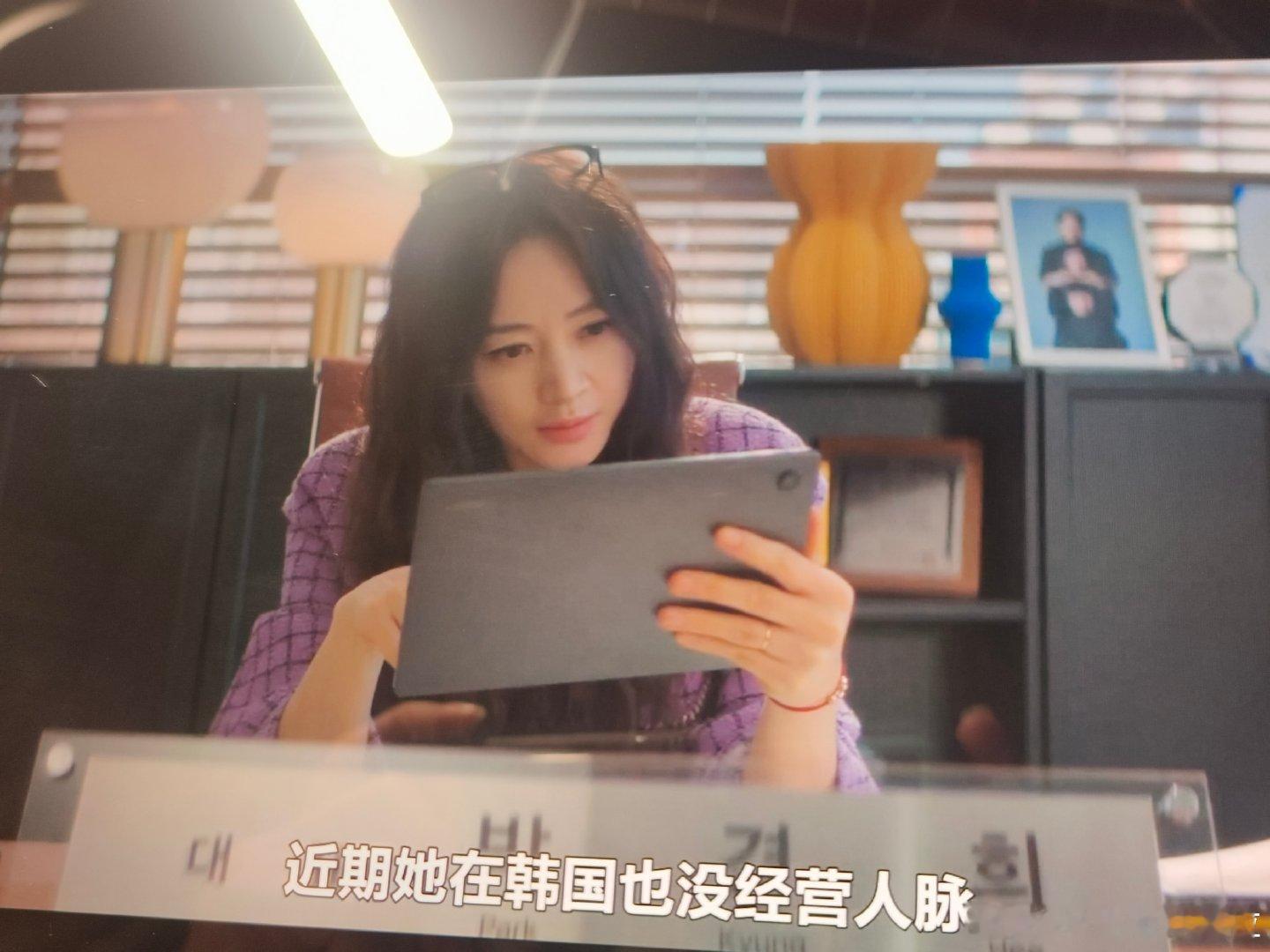 现在不是出轨的问题这个女主长得和李小冉一模一样。。。。 ​