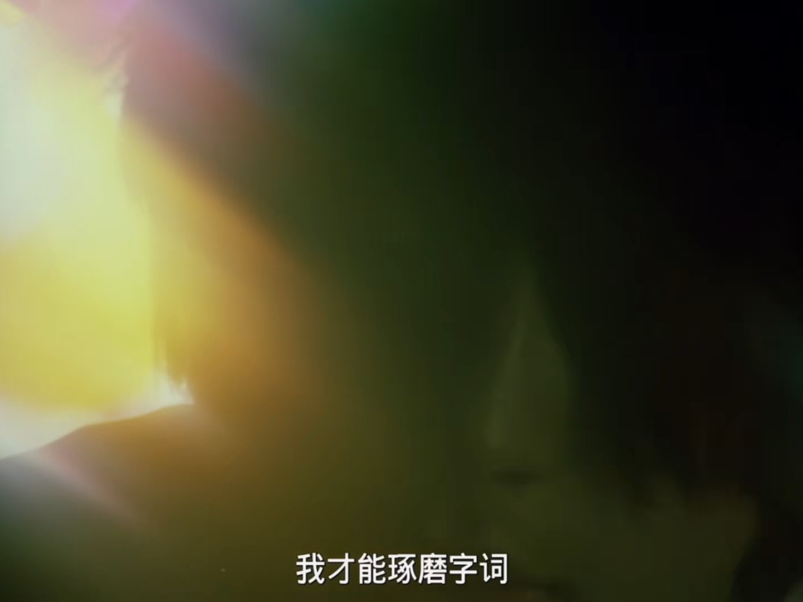 “如果世界明天就要毁灭，我会种下一棵苹果树”

虽然看得不多但是寺山修司是我最喜欢的日本导演没有之一……年初看了《死者田园祭》大受震撼，非常精神分析也涉及了“与母亲复杂的关系”这样让我很不舒服的母题，所以相比之下更喜欢这部《抛掉书本上街去》，讲的1960-70s日本年轻人痛苦但又疯狂的状态 ​