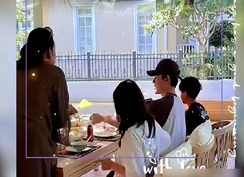 中秋节汪小菲带着新婚娇妻过小日子，张兰一个人把孙女孙子接回了家
 

六十多岁的老太太，拎着把大笤帚在院子里扫来扫去，嘴里一遍遍念叨着大孙子要来。反观马筱梅，直播间里早就把边界划得明明白白，甩出一句“我是后妈能有什么话语权，找他爸和奶奶去”，接着又云淡风轻地聊生儿子不为争家产
 

后妈懂得什么时候