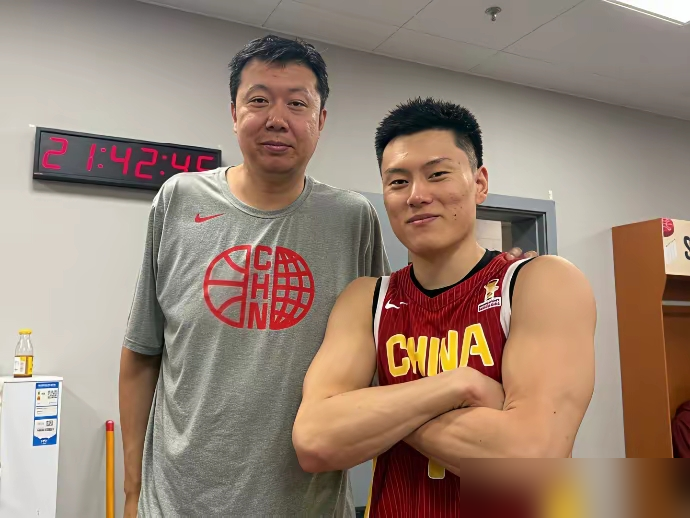 男篮集训这一幕，撕开了真实的职场。
李弘权把人情世故玩透了，赛前拉着王治郅合影，训练跟赵继伟搭档三分，逢人便笑，迅速混进核心圈。
反观庞峥麟，没资历没背景。热身赛没捞到上场，赛后只能在角落失落发呆。一个左右逢源，一个无人问津。
可主教练郭士强不瞎。亚运最终大名单，这两人竟然全进了。李弘权底角防