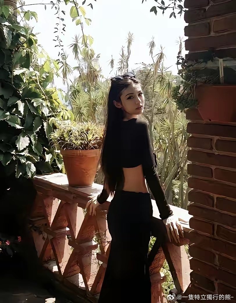 汪峰大女儿小苹果出游随拍，气质好亮眼✨ ​