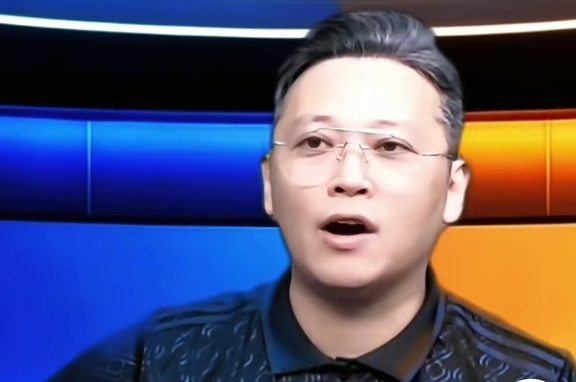 解说员周亮给上海申花球迷支了一个招。
他在直播解说时表示，他非常理解上海申花球迷对球队战绩以及管理层的不满，但是不去现场买票看球是不对的，作为真正的上海申花球迷要有一种足球文化，对球队支持跟热爱的态度。
随后他也表示，申花球迷可以在现场看球的时候，不给球队鼓掌欢呼就好了，也就是静静地观看比赛。这也能够给俱乐部带来一些压力，让他们更加重视球队目前面临的一些问题，从而去解决它。大家怎么看待呢？