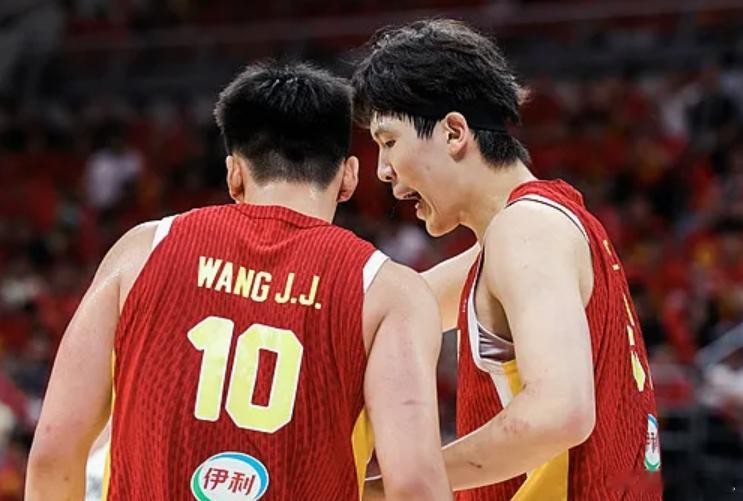 中国男篮今晚大名单：胡金秋&胡明轩回归，杨瀚森缺席  中国男篮今晚对阵...