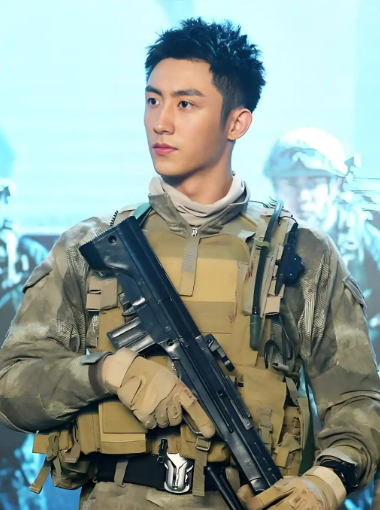 很多人都听说，黄景瑜是军三代，是上甘岭英雄的后代。少有人知，这位英雄的亲孙子，16岁便独自离家闯荡，人生第一份工作，是在烤肉店烧炭。并非体验生活，彼时的他，是真的穷困。



黄景瑜的爷爷黄玉佳，1933年生人，十几岁就投身军旅，后来以志愿军卫生员的身份奔赴朝鲜战场，亲历过长津湖战役，也在上甘岭的阵