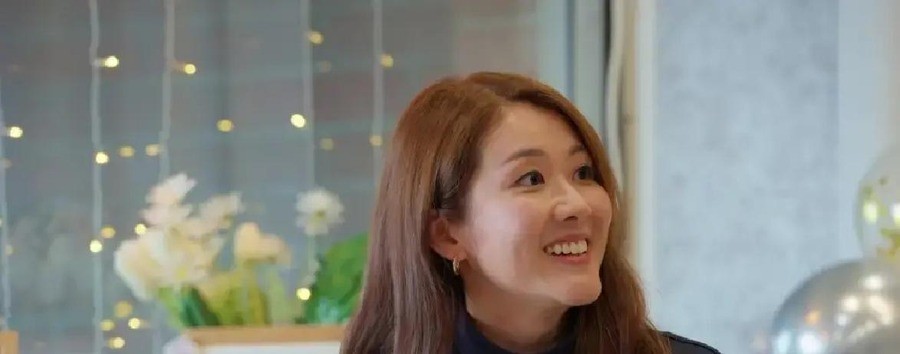 34岁华姐冠军放弃TVB女一转头当上班族，凌晨四点收工回空屋崩溃大哭：原来不拍戏能开心这么多
2026年9月30日晚，王祖蓝主持的《蓝朋友·旅朋友》温哥华篇播出，邓佩仪时隔五年首次亮相TVB镜头。她没有哭诉被雪藏，没有控诉老东家，而是在节目里平静地说了一句所有人都没预料到的话——拍完《换命真相》后，