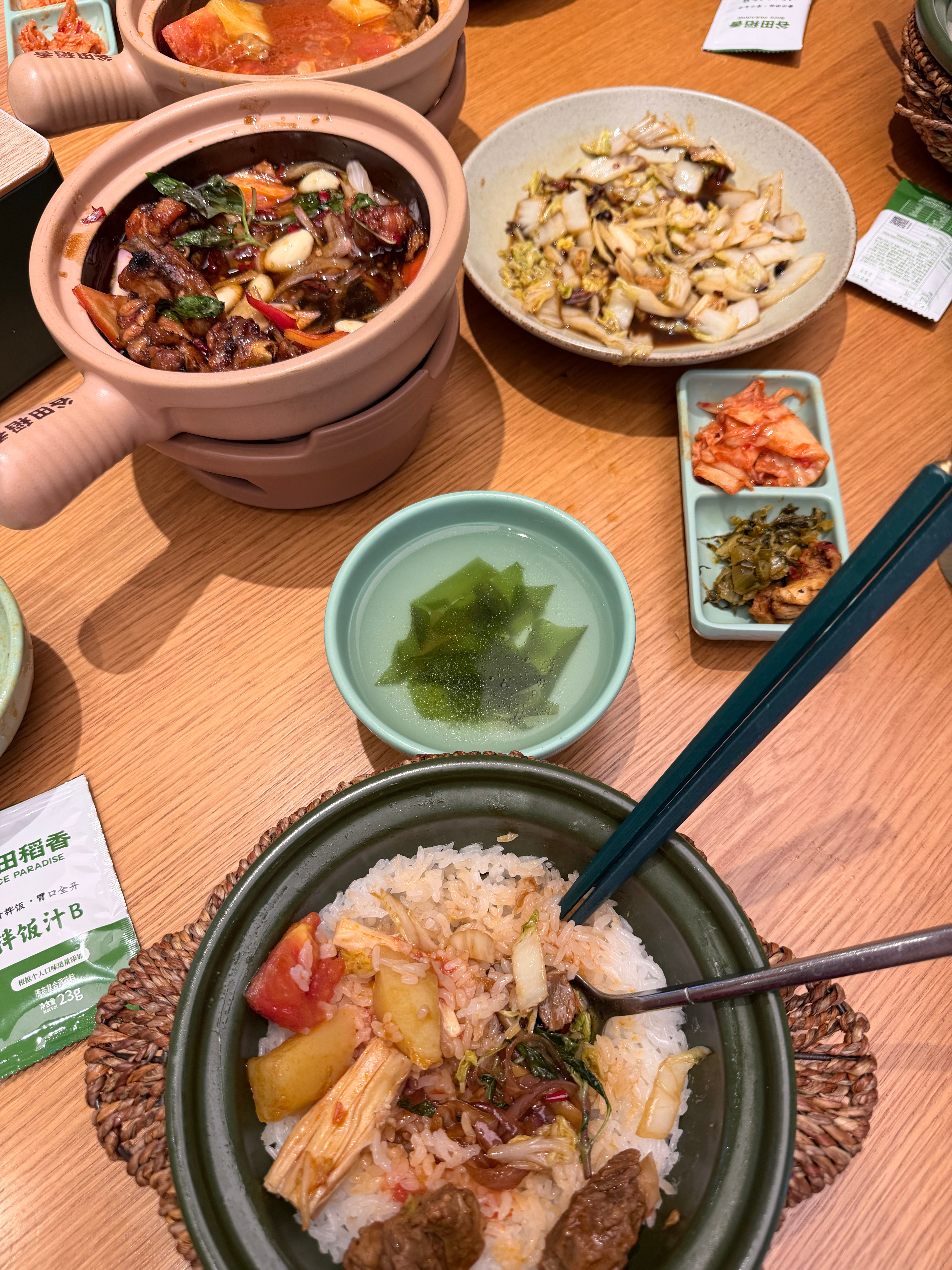 作为一个健康的成年人当我破防的时候自然会连吃好几天垃圾食品以维持生命身心健康
好久好久没吃kfc蛋挞了真是美味😋还有山姆披萨和冰淇淋不好吃了，以后山姆快餐我将只吃鲜虾煲和炸鸡桶，这个牛肉炒刀削面1️⃣点不好吃换新疆人来给我炒，三杯鸡也不好吃全是鸡皮但是里面的洋葱很好吃我全吃了，醋溜 ​