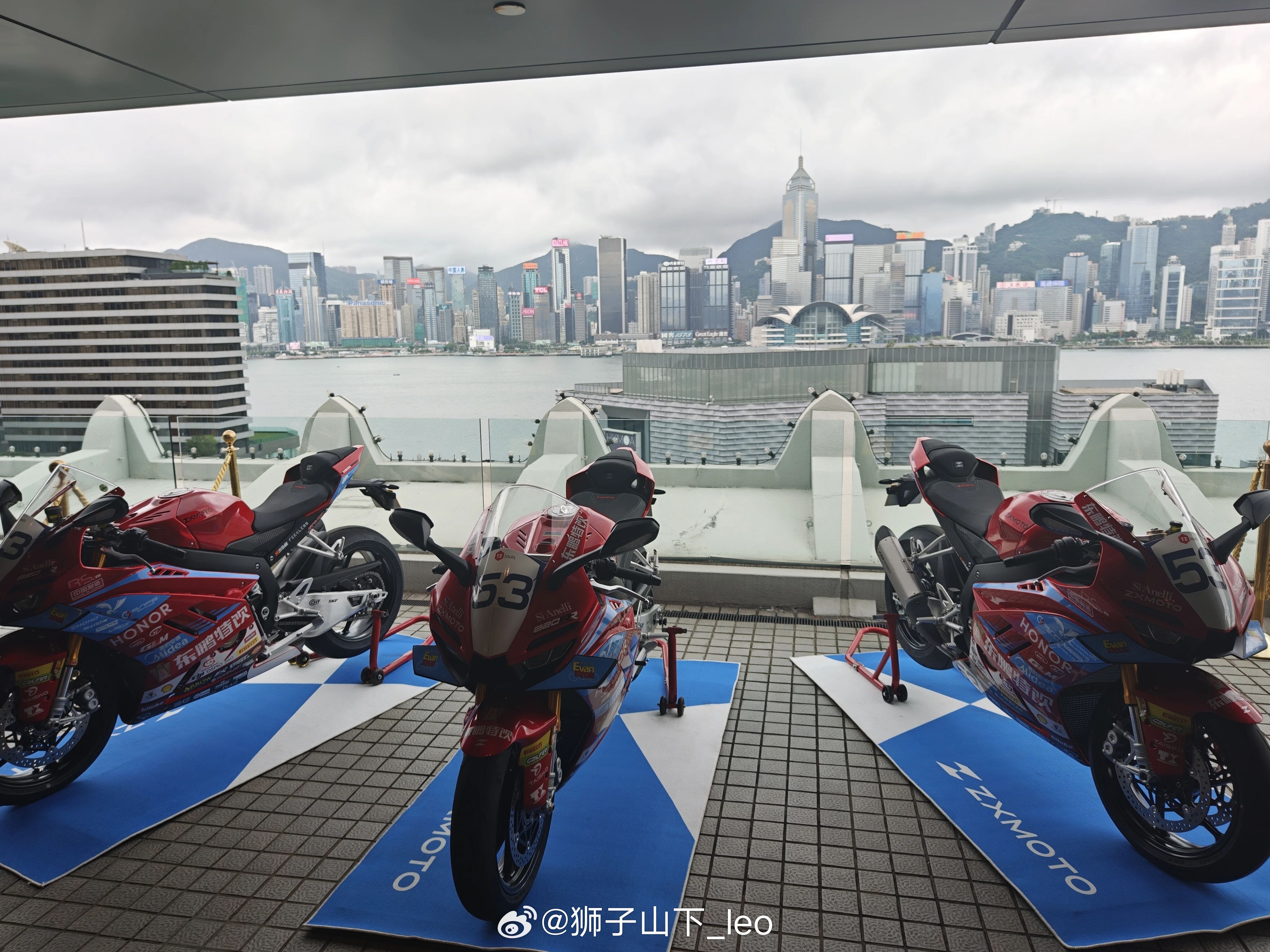 张雪：从香港交车到心向澳门东望洋赛道
8月30日，香港半岛酒店。国产机车品牌创始人张雪专程从重庆飞赴香港，完成820RR车型的首批交付。这不是一场普通的商业活动。内地硬核技术产品走进香港社会，内地品牌与香港市场双向相拥，“一国两制”的实践叙事里，多了一个鲜活例子。

香港机车市场，长期是欧 ​