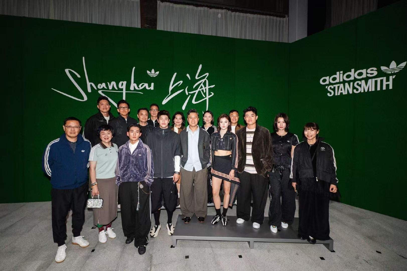 #潘展乐# [给你小心心]#阿迪达斯品牌代言人潘展乐# 
捡捡合影~ ​