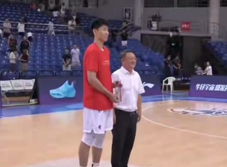 单场夺MVP 吕天富获奖引发球迷争议
 
CBA夏季联赛青岛站决赛落幕，北京首钢成功夺冠，但决赛MVP的归属却掀起不小的讨论，该奖项最终给到了吕天富。
 
吕天富在此前的夏季联赛赛程中并未登场，整届赛事只出战了对阵青岛男篮的这一场决赛。这名球员此前知名度不高，属于比较陌生的面孔。尽管在决赛当中他个人