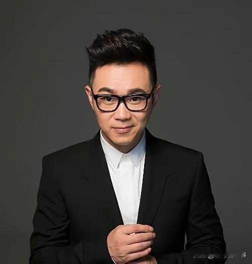 2020年的一档访谈节目里，主持人十分好奇地问大鹏：“当初你是怎么请到波多野结衣来客串《屌丝男士》的第二季？”

这事要倒回2013年，那会儿《屌丝男士》第二季刚上线就收获了超高热度，可没人知道筹拍初期，大鹏手里的经费少得可怜，连普通艺人的片酬都承担不起。没人能猜到，他最后能请到波多野结衣压轴登场。