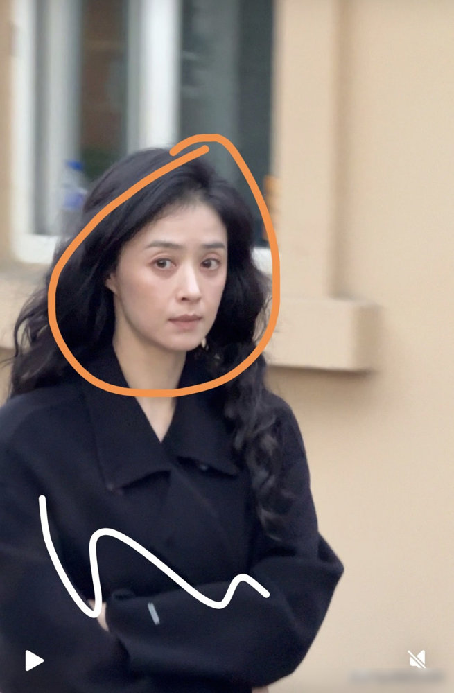 蒋欣这状态太吓人了，42岁瘦到脸颊凹陷，满眼疲惫，演戏还有人看吗？
一开始都以为是为新剧角色减肥，结果扒了一圈才发现，根本不是。她最近没啥特别需要暴瘦的角色，纯粹就是被外界的嘴给逼的。
总有人说她骨架大显壮，虎背熊腰，穿礼服不好看，结果呢，从140斤硬生生饿到110斤，现在又瘦又憔悴，反而没了之