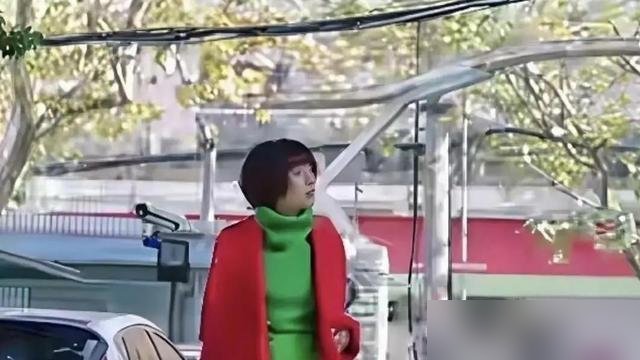马伊琍这次是真把自己“毁”了。
新剧《余红旧事》里，她演个五金店老板娘，素颜，泡面头，黑框眼镜，硬是增肥了十斤。镜头怼脸上，毛孔都看得见。
台词更狠：“他和我，必须死一个。”一个被家暴的女人，眼里全是死灰。
想起当年《我的前半生》，罗子君那身红配绿，土得掉渣，原来是她自己挑的。那时候被骂惨了，