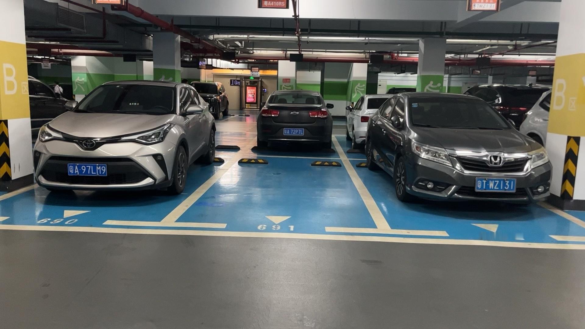 【好家伙！东莞朋友在海珠买了两个车位，自己开上奥迪A7了……】

好家伙，我东莞一朋友上个月在广州海珠区买了两个车位，自己都开上奥迪A7了。听他说18万一个，带充电桩的那种，物业统一运营管理，每月能收1300租金，两个就是2600。

我默默算了一笔账：总价36万，月入2600，年化约8.6%，不用